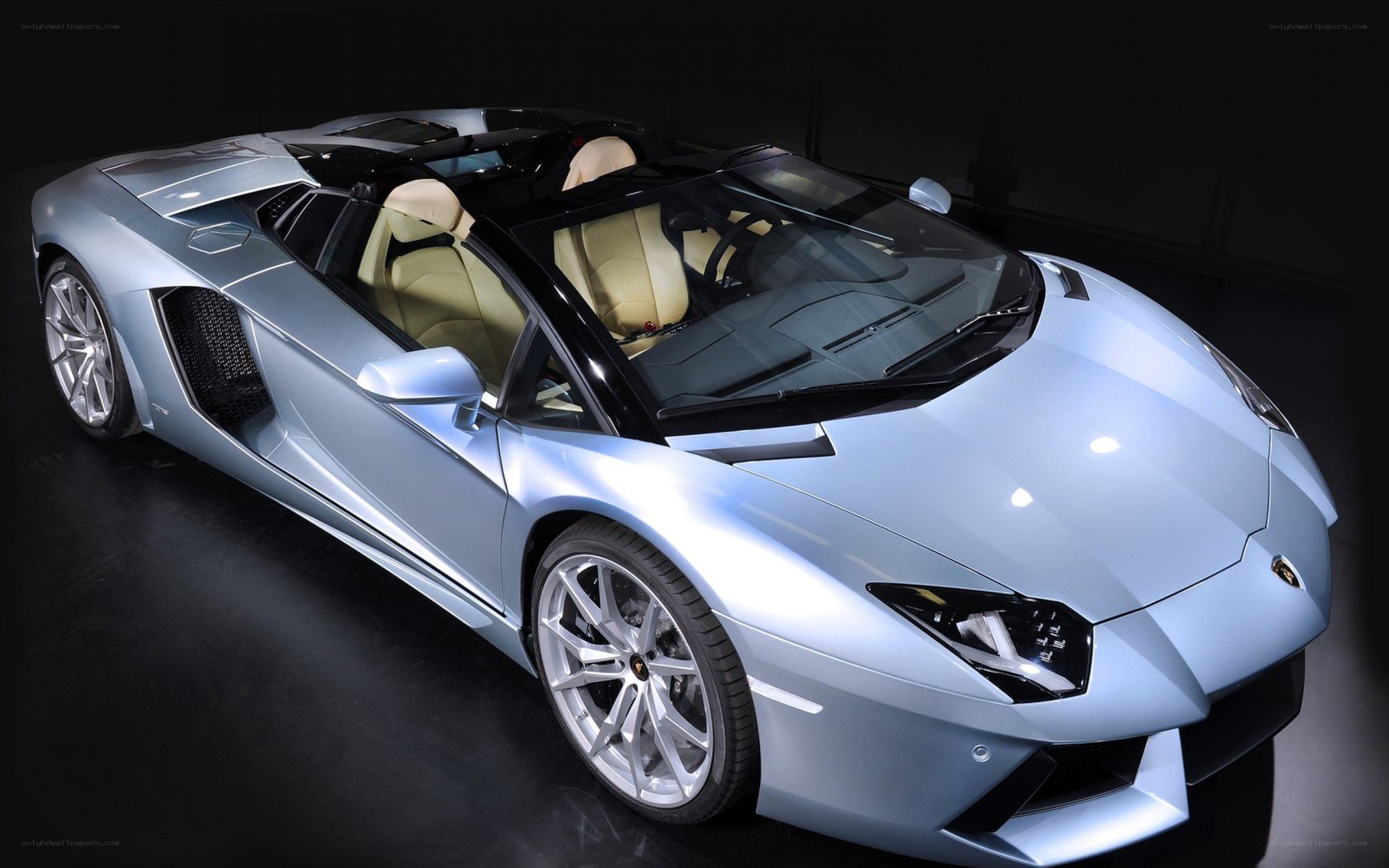 Silver Lamborghini Aventador Spyder