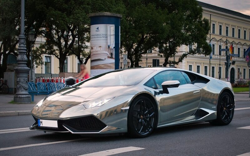 Silver Lamborghini Huracan — Urban