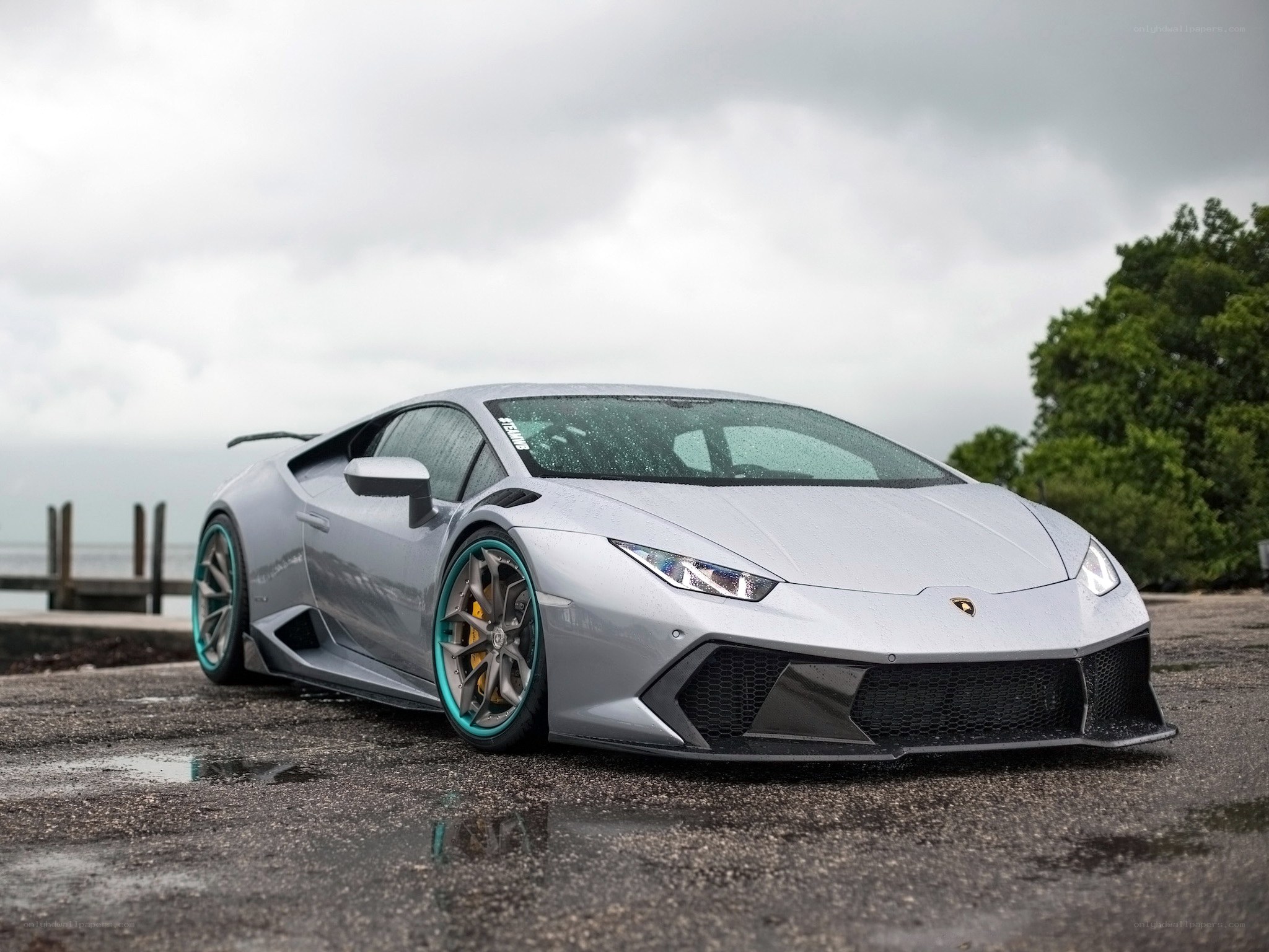 Silver Lamborghini Huracan