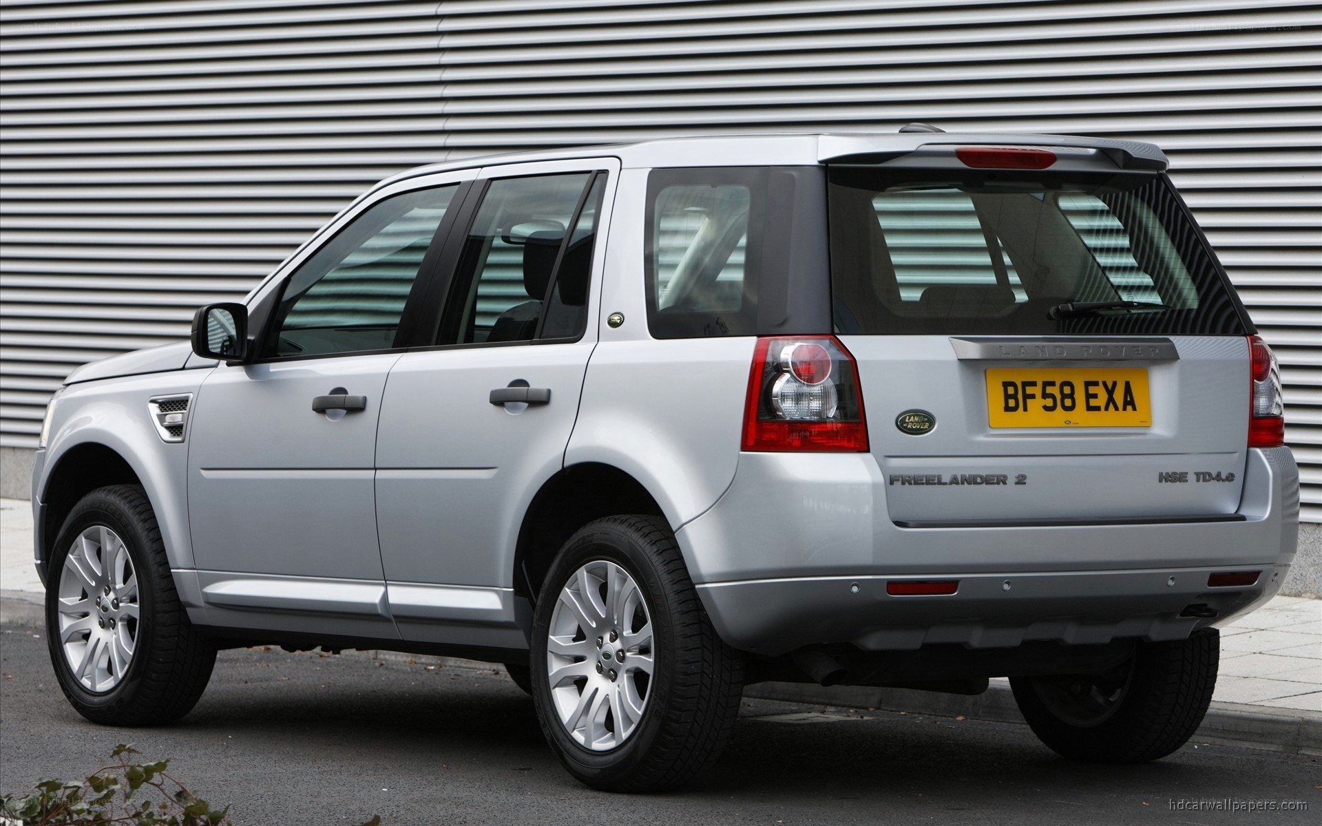 silver land rover freelander