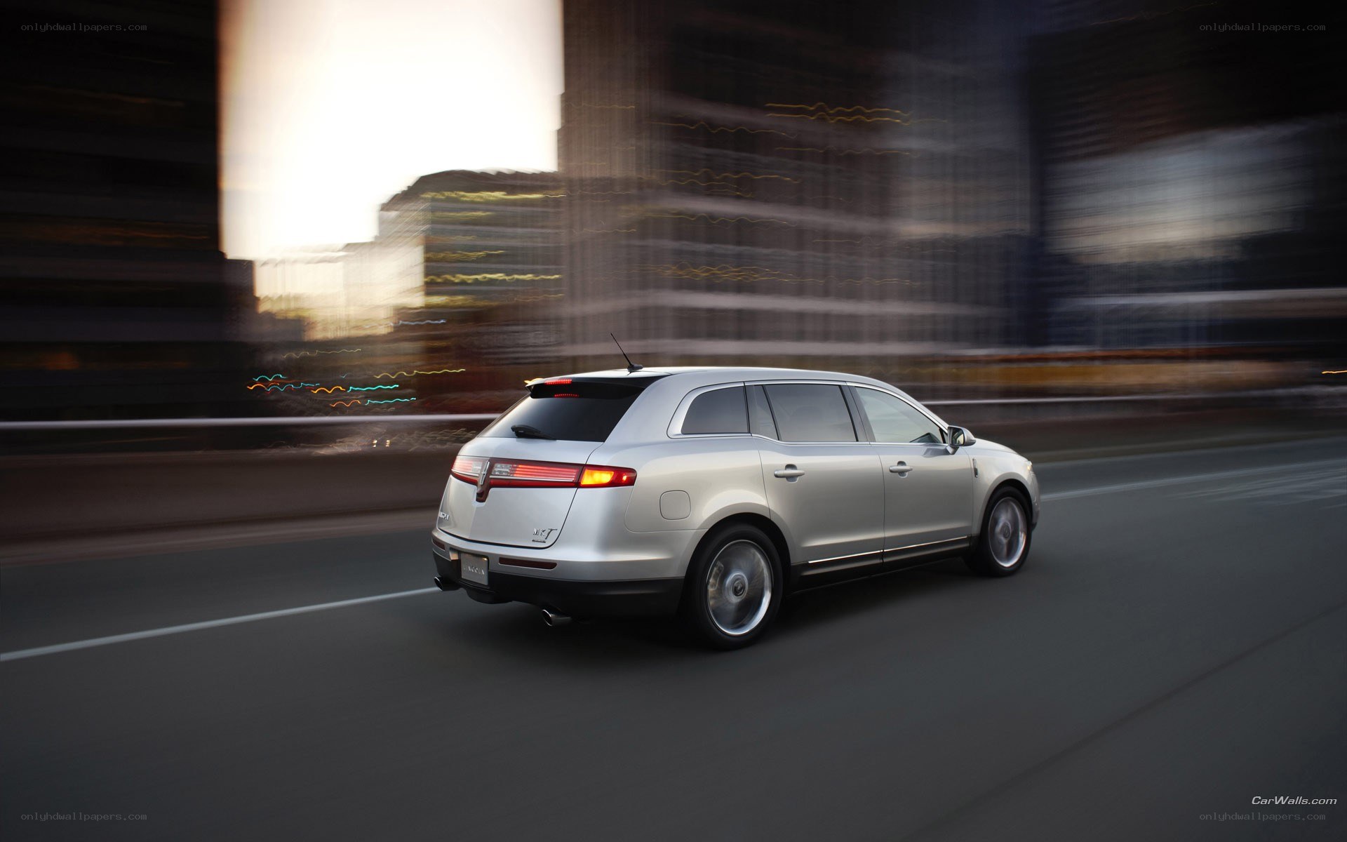 silver lincoln mkx in motion