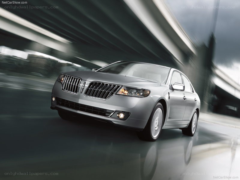 silver lincoln sedan in motion