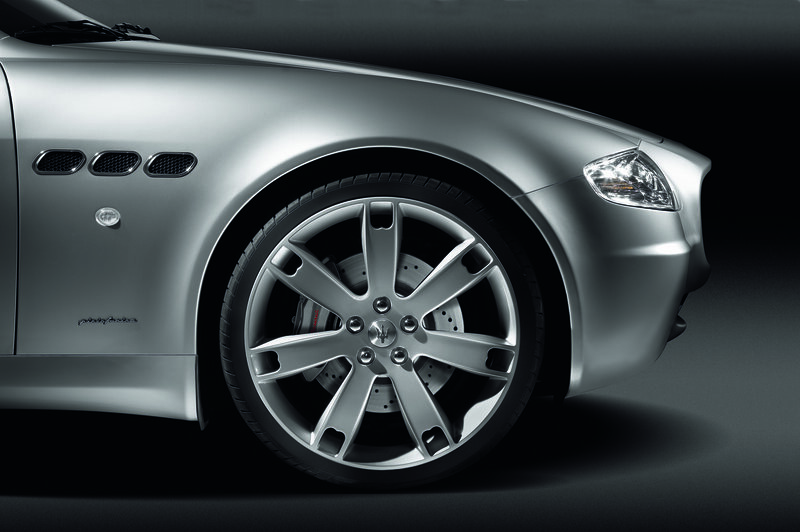silver maserati gran turismo