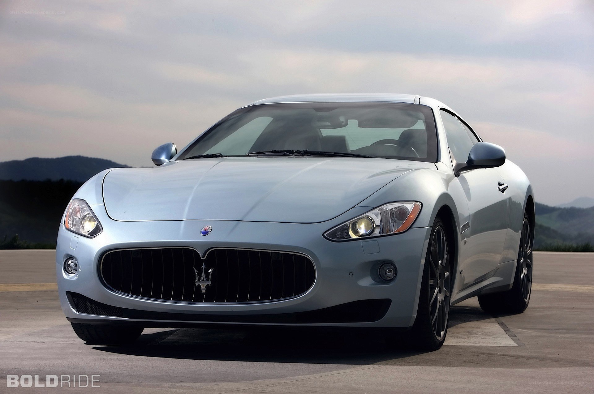 Silver Maserati GranTurismo
