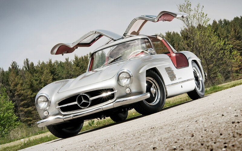 Silver Mercedes-benz 300sl — Dramatic