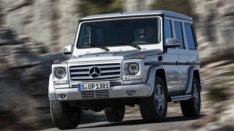 Silver Mercedes-benz G-class — Dynamic