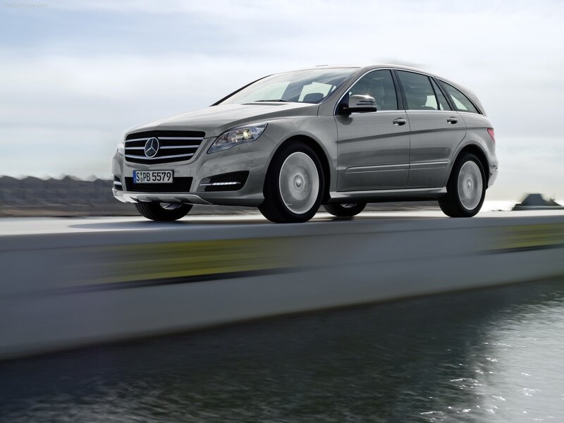 Silver Mercedes-benz R-class — Dynamic