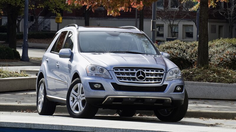 Silver Mercedes-benz Suv — Calm, Autumn