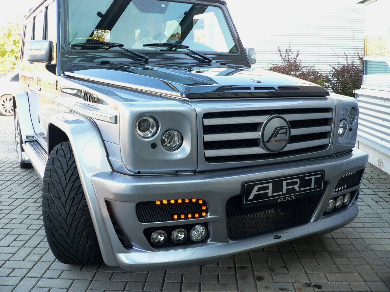 silver mercedes g-wagon