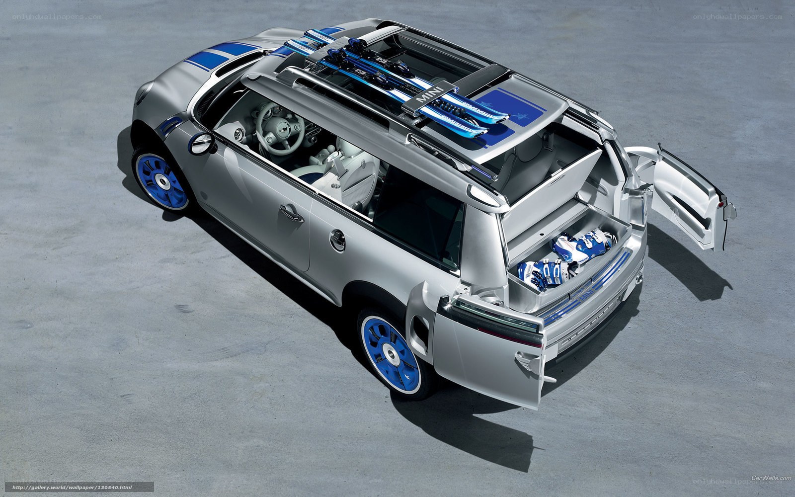 Silver MINI SUV with skis