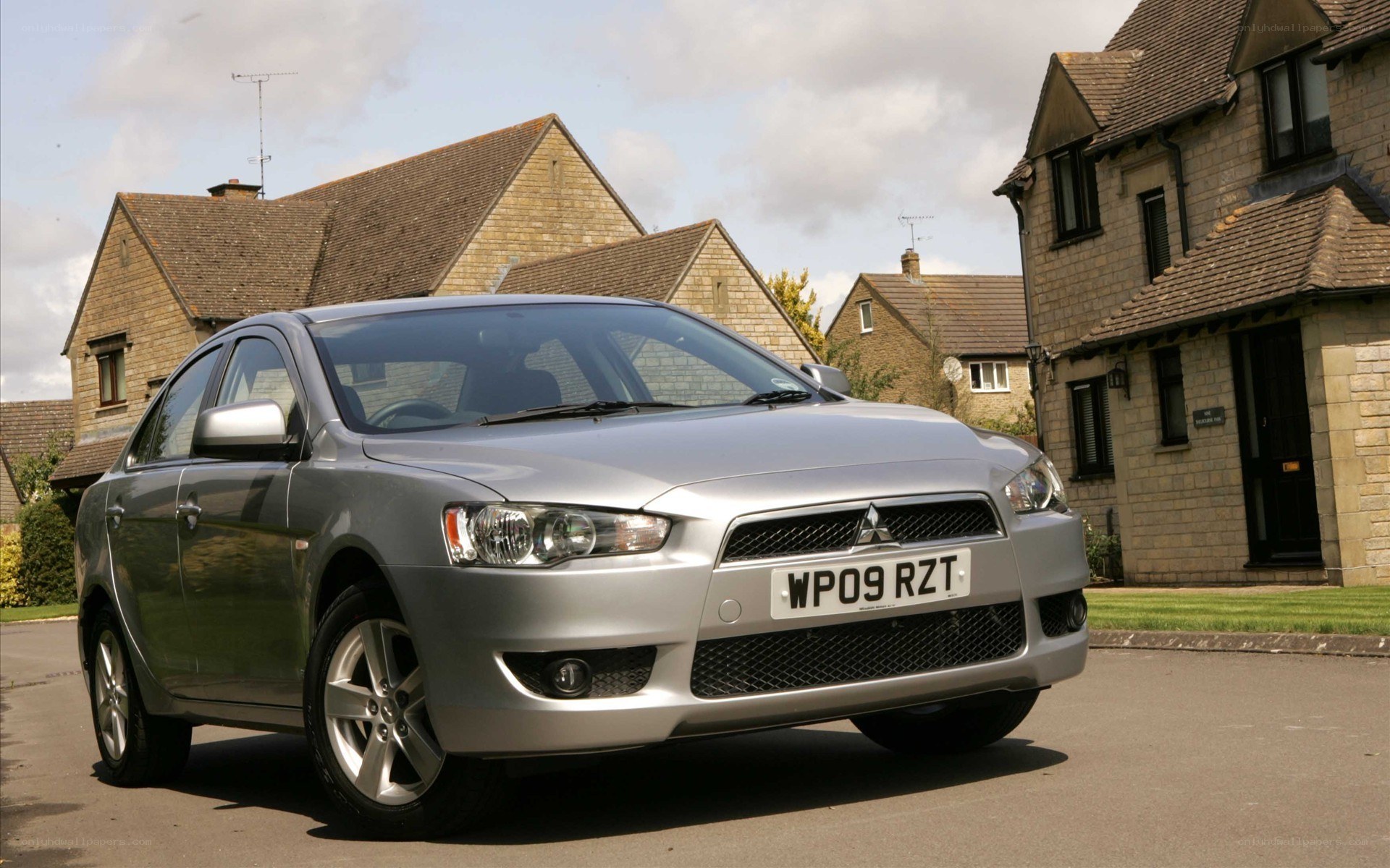 silver mitsubishi lancer