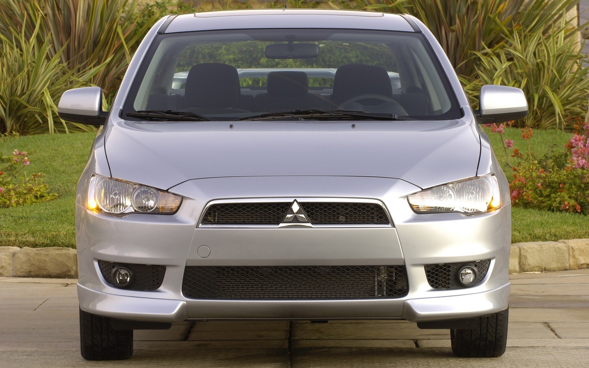 silver mitsubishi lancer