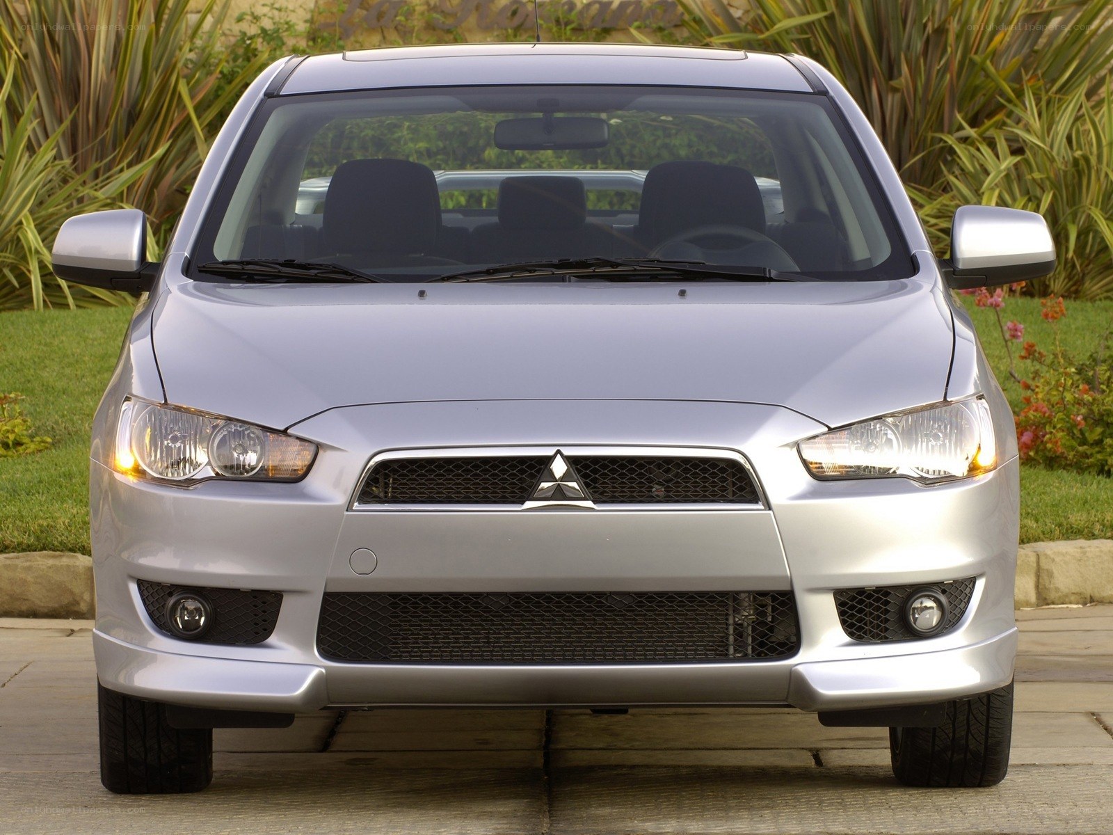 silver mitsubishi lancer