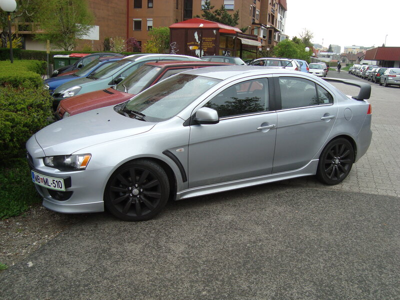silver mitsubishi lancer evo