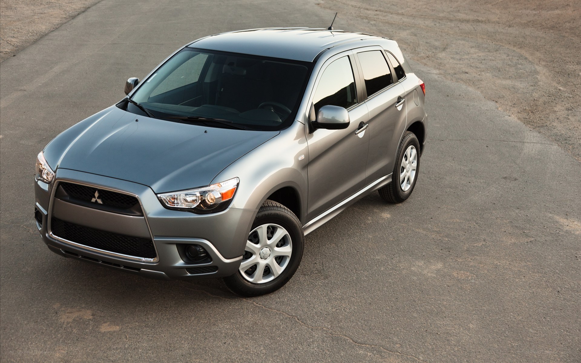 silver mitsubishi suv