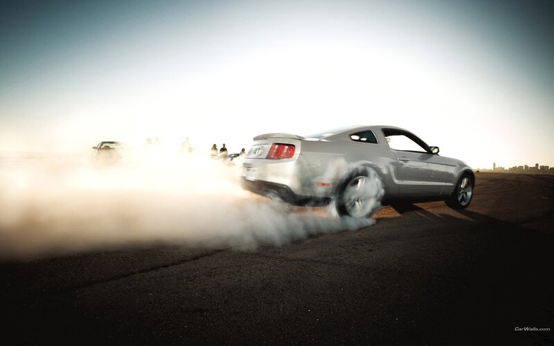 Silver Mustang doing burnout