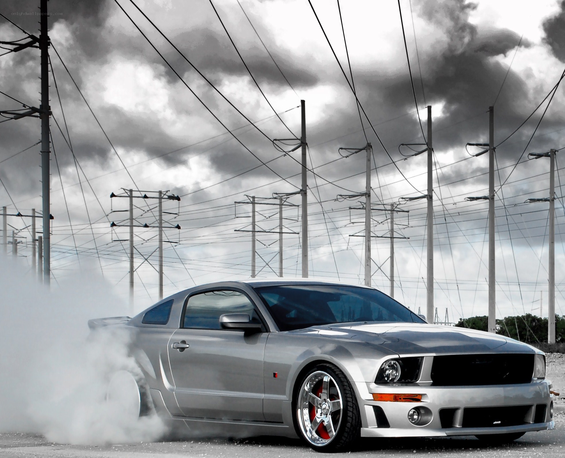 silver mustang doing burnout