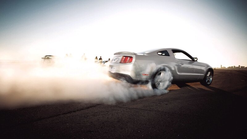 Silver Mustang doing burnout