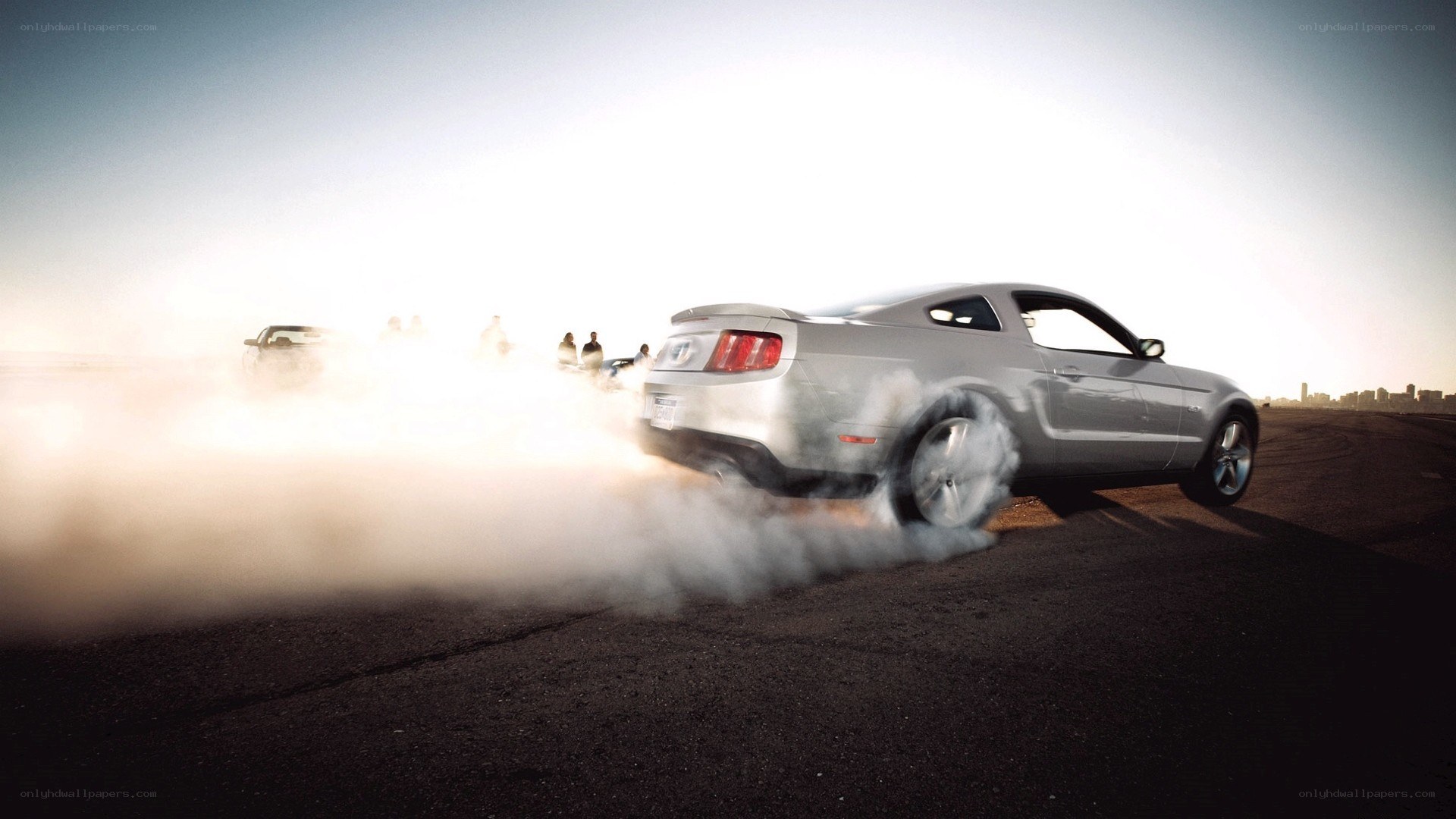 Silver Mustang doing burnout
