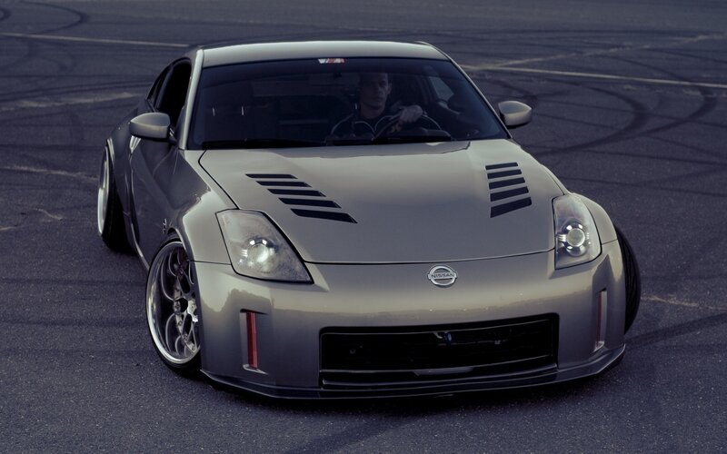 silver nissan 350z on track