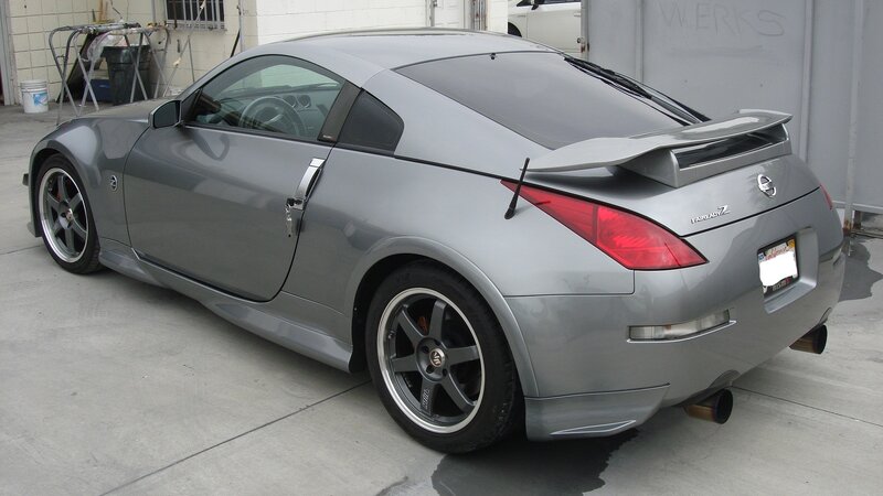 silver nissan 350z sports car