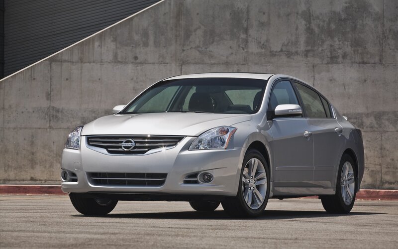 silver nissan altima sedan