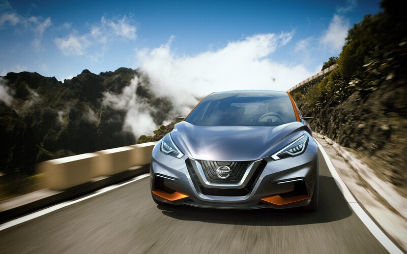 Silver Nissan Concept Car — Dynamic