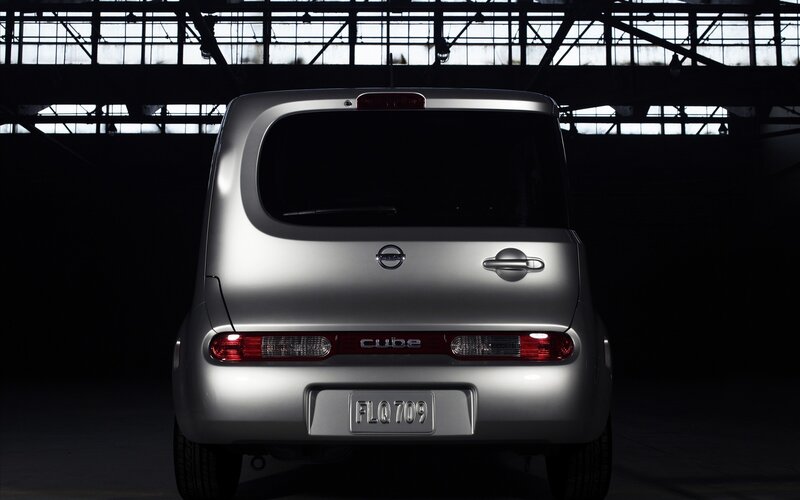 Silver Nissan Cube rear view