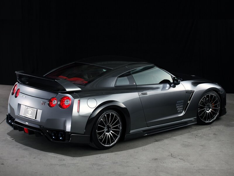 silver nissan gt-r sports car