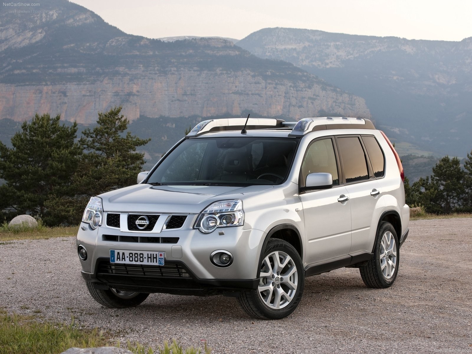 silver nissan rogue suv