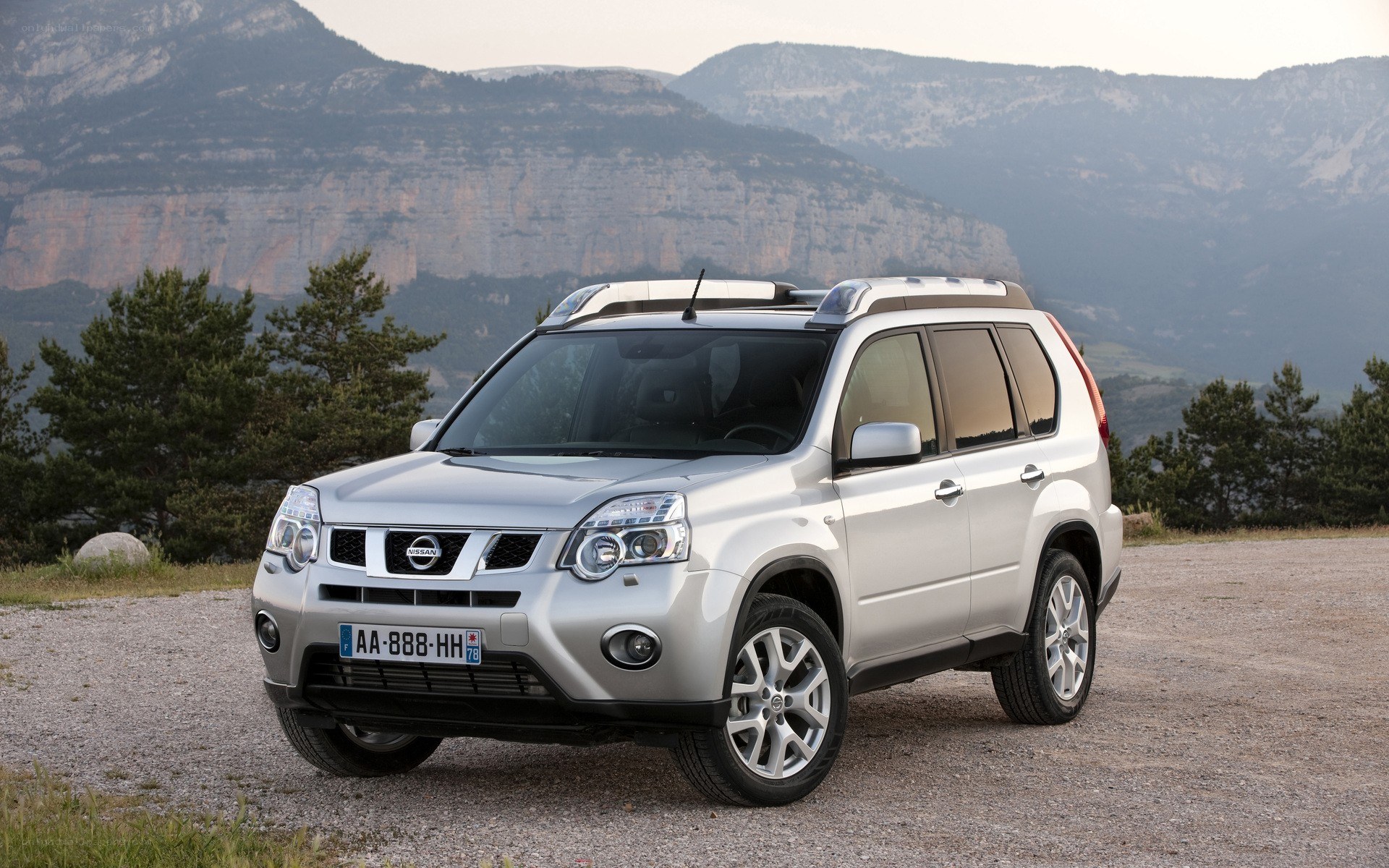 silver nissan rogue suv
