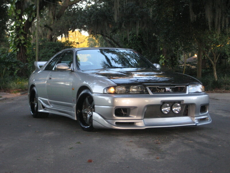 silver nissan skyline gt-r