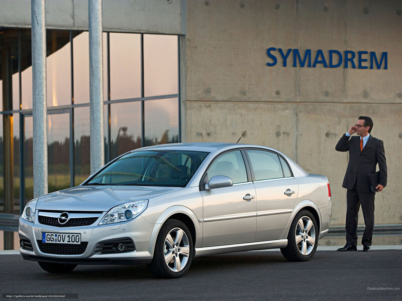 Silver Opel in front of Symadrem