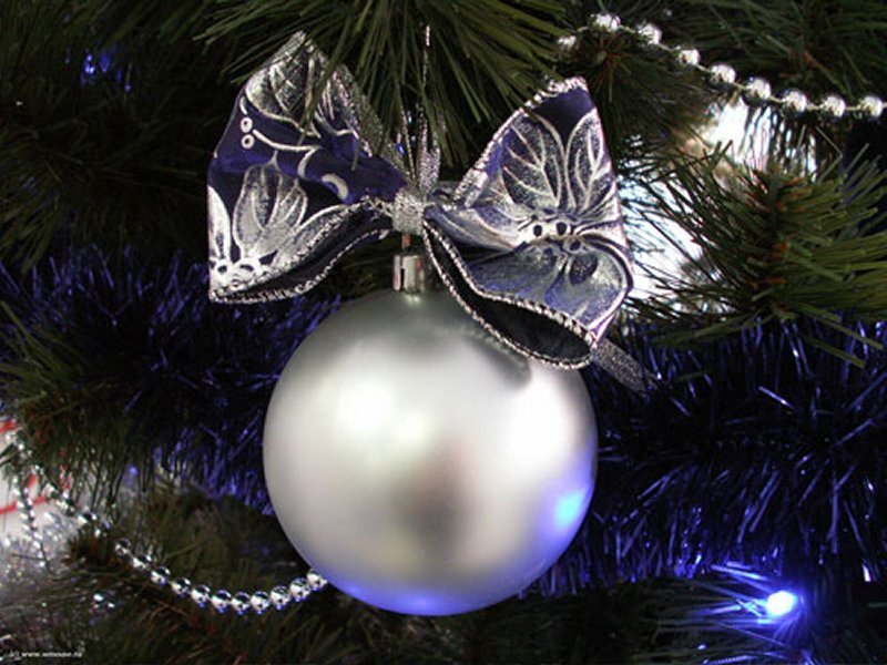 Silver Ornament on Tree — Green