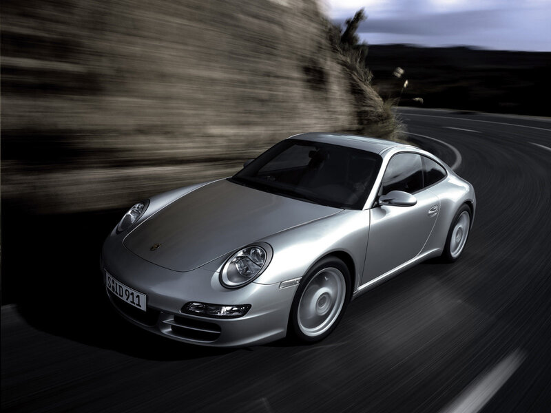 Silver Porsche 911 — Dynamic