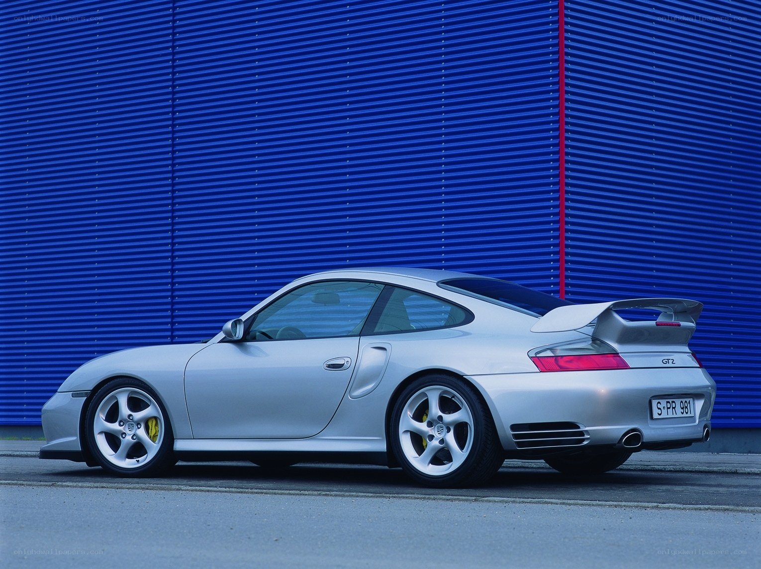 silver porsche 911 gt2