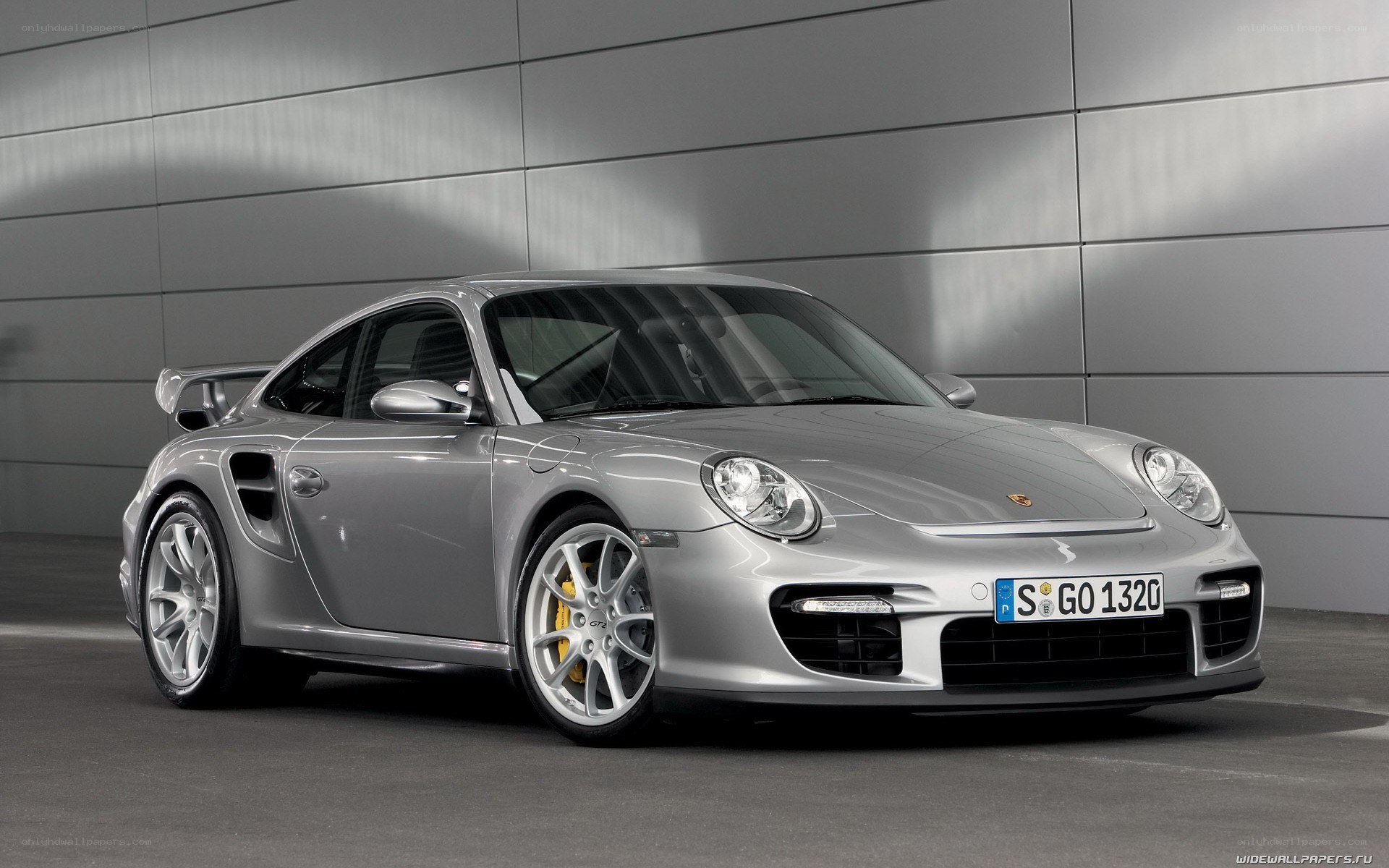 silver porsche 911 gt2