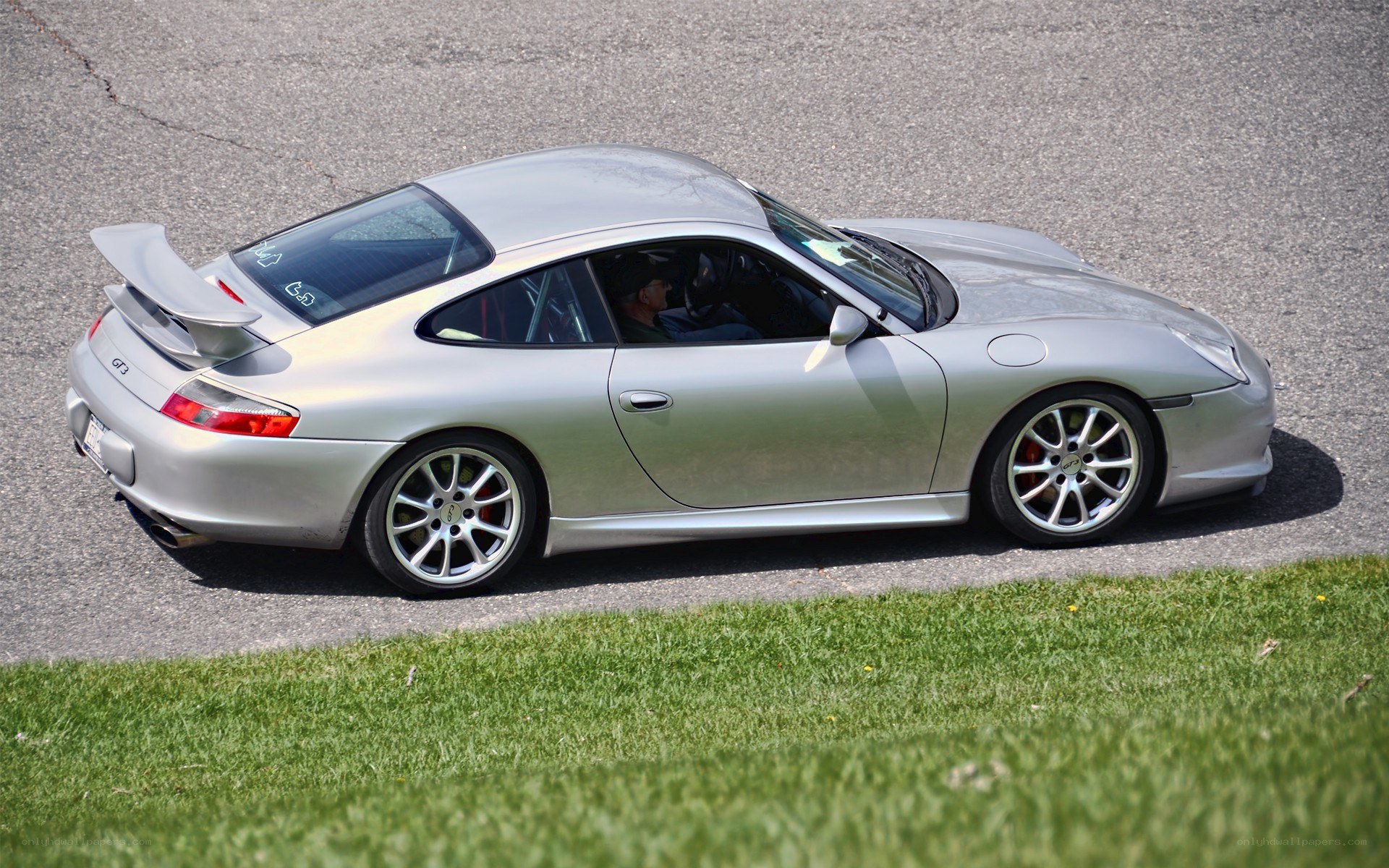 silver porsche 911 gt3