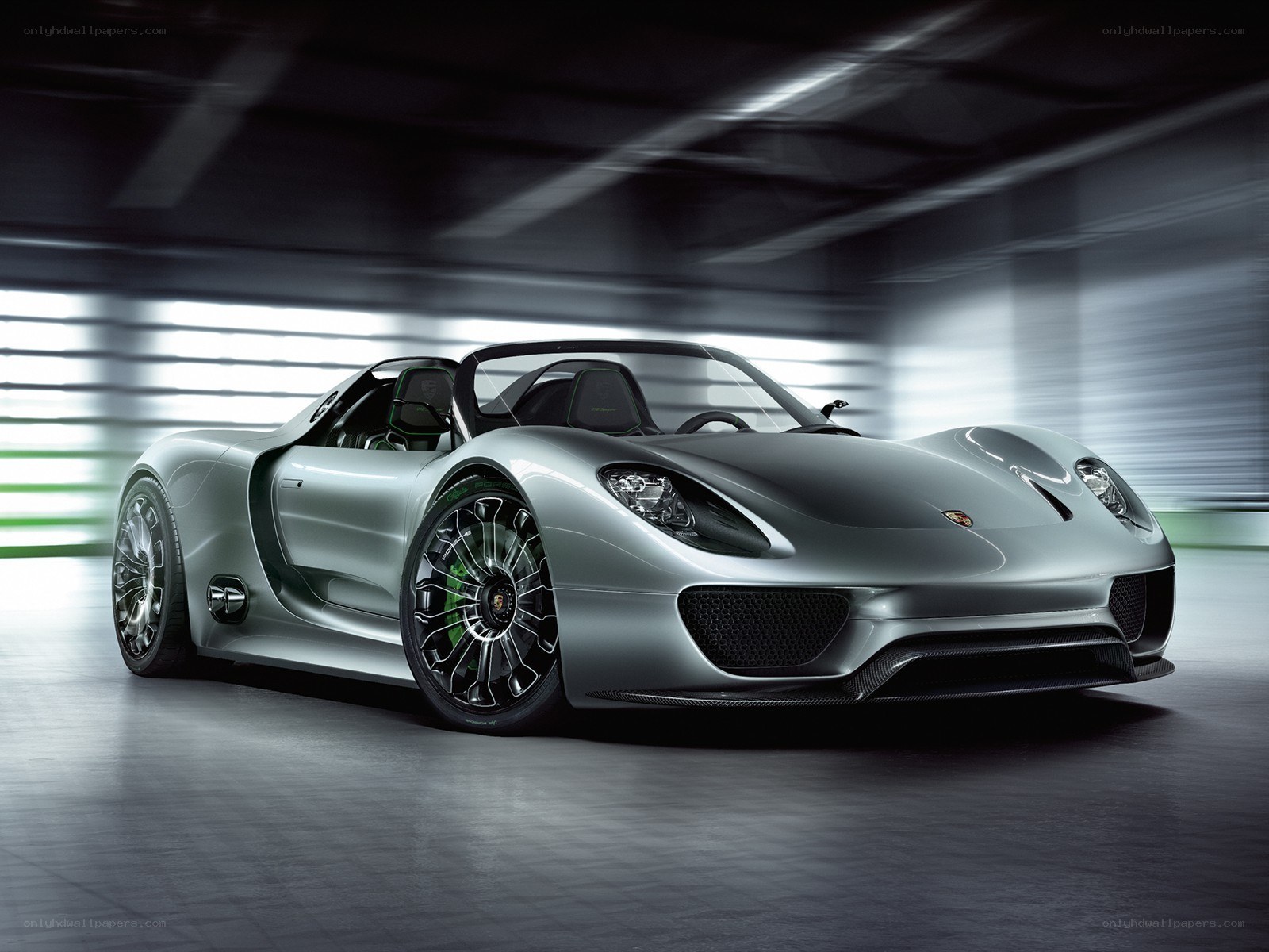Silver Porsche 918 Spyder