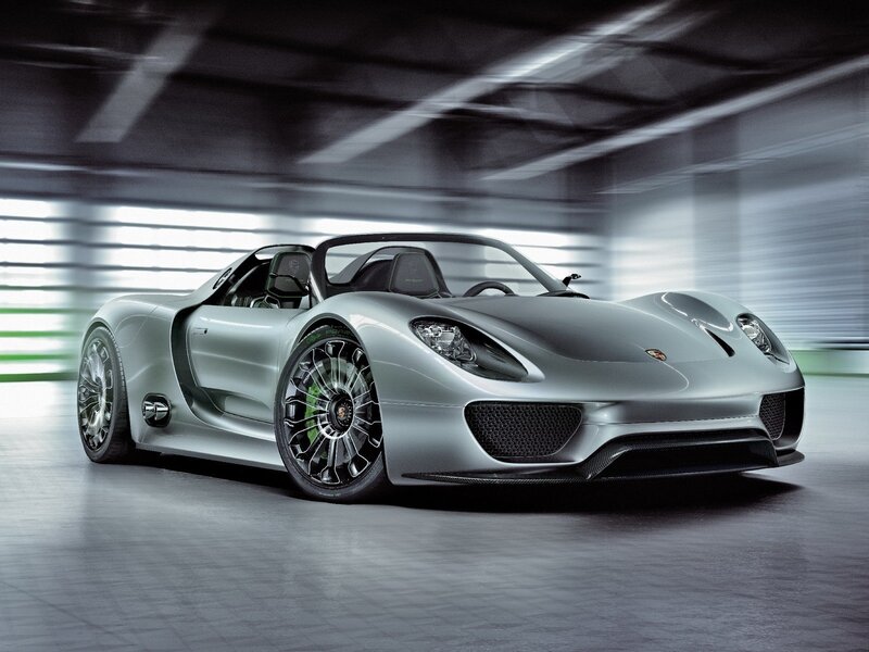 Silver Porsche 918 Spyder