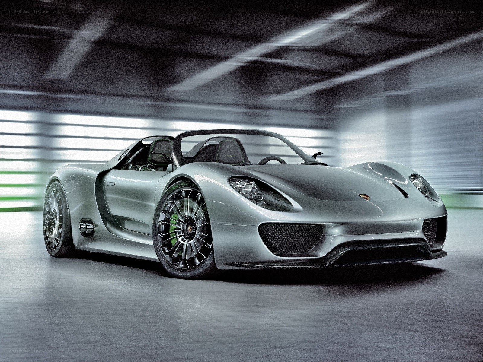 Silver Porsche 918 Spyder