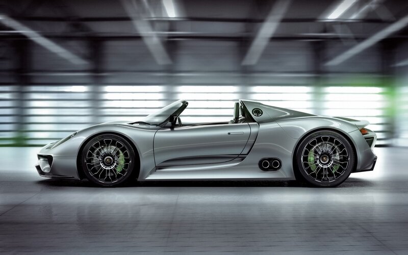 Silver Porsche 918 Spyder