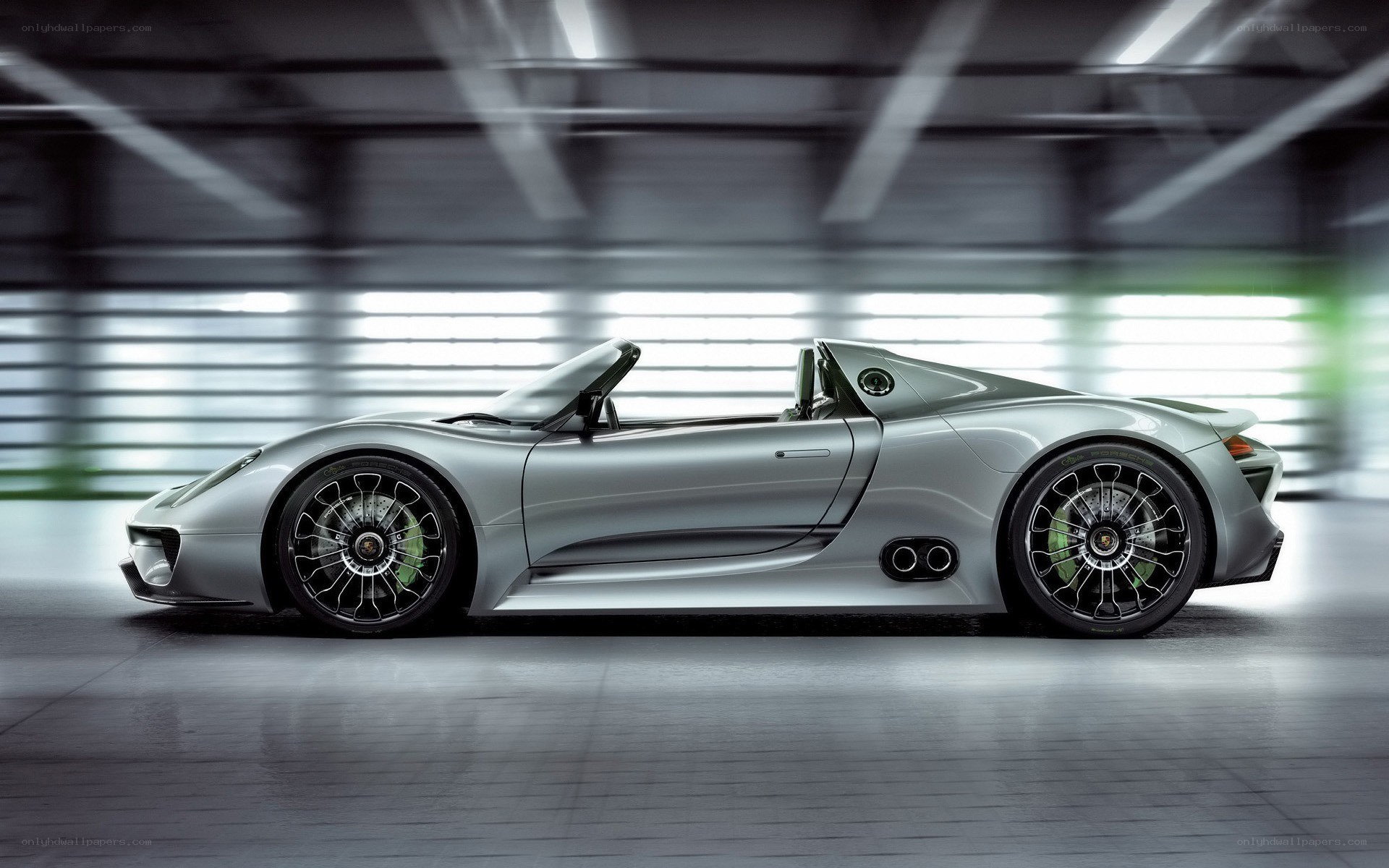 Silver Porsche 918 Spyder