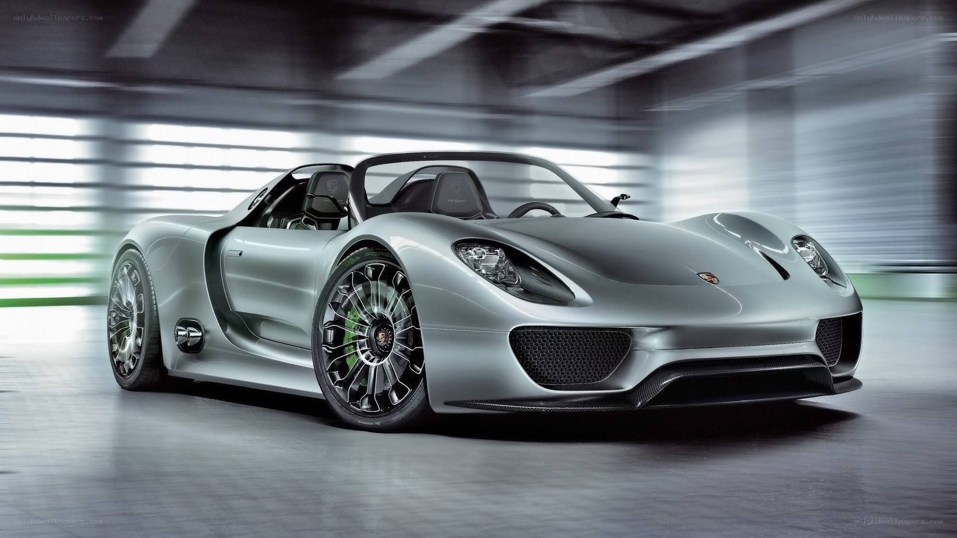 Silver Porsche 918 Spyder