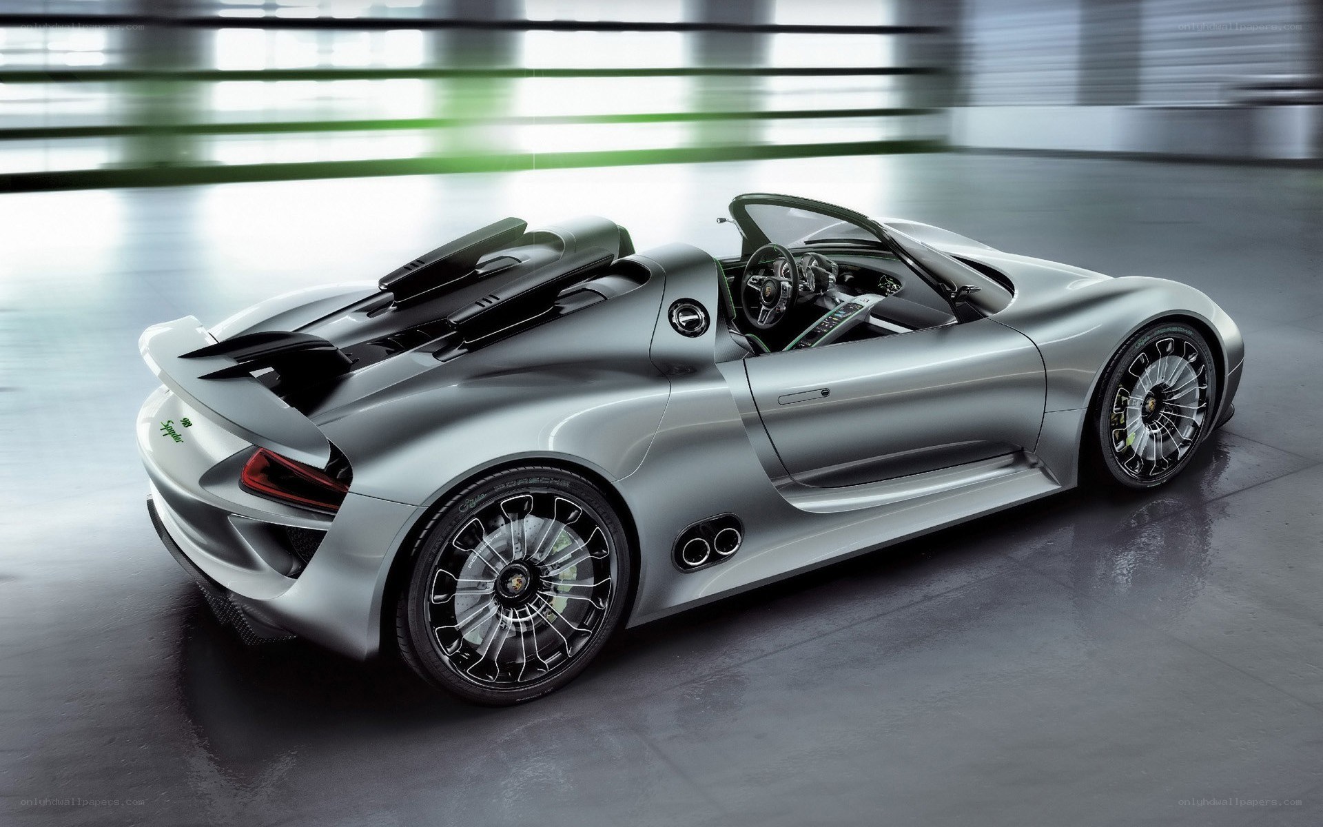 Silver Porsche 918 Spyder