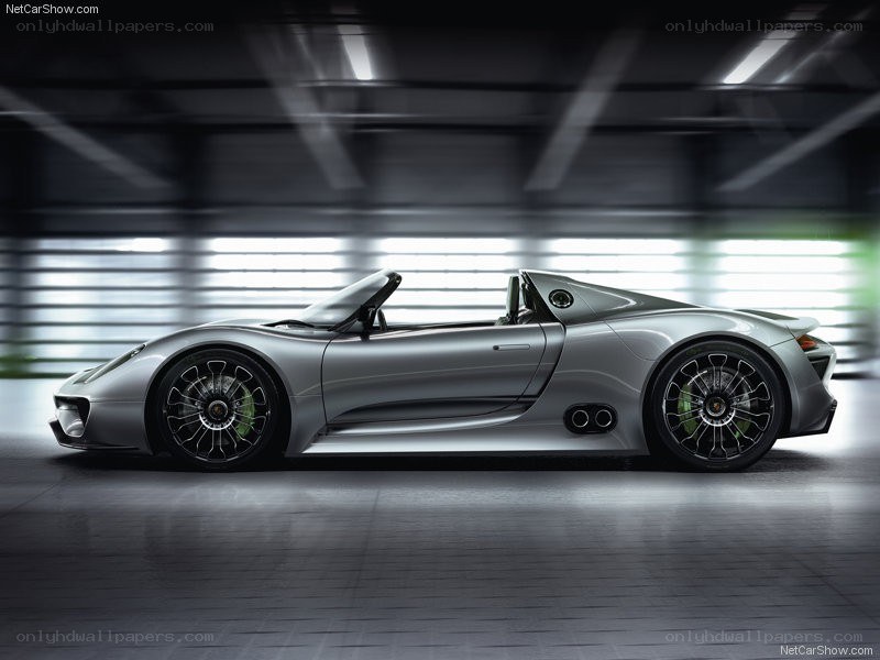 Silver Porsche 918 Spyder