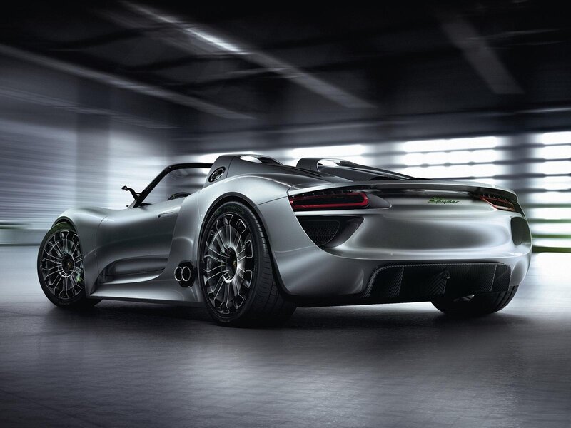 Silver Porsche 918 Spyder