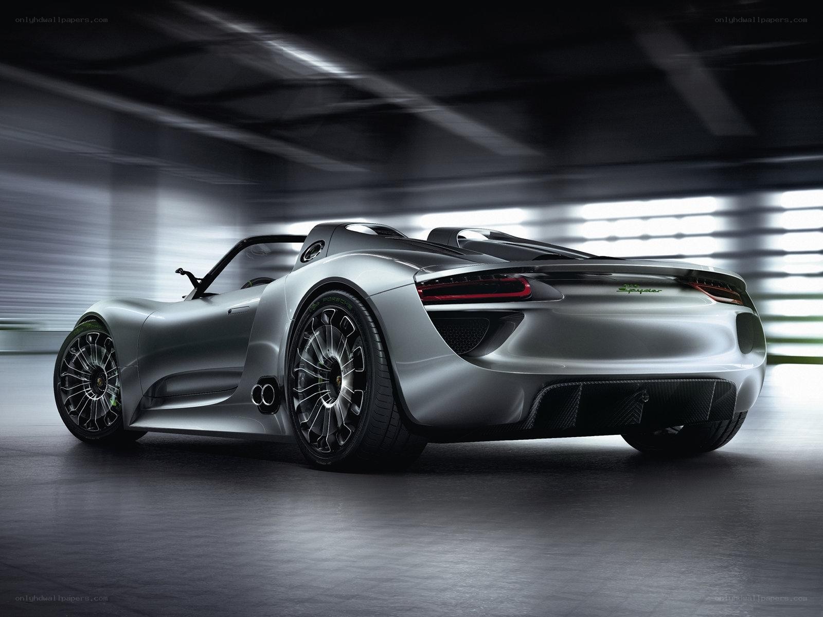 Silver Porsche 918 Spyder
