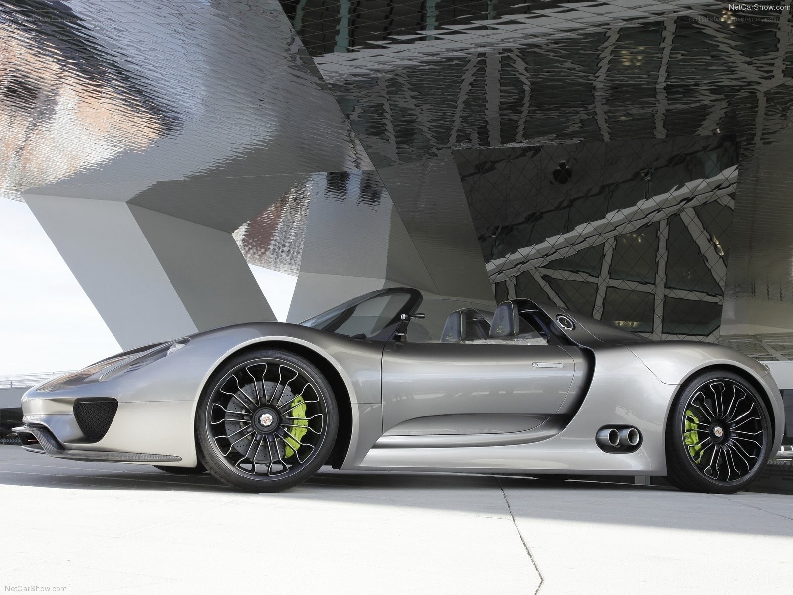Silver Porsche 918 Spyder