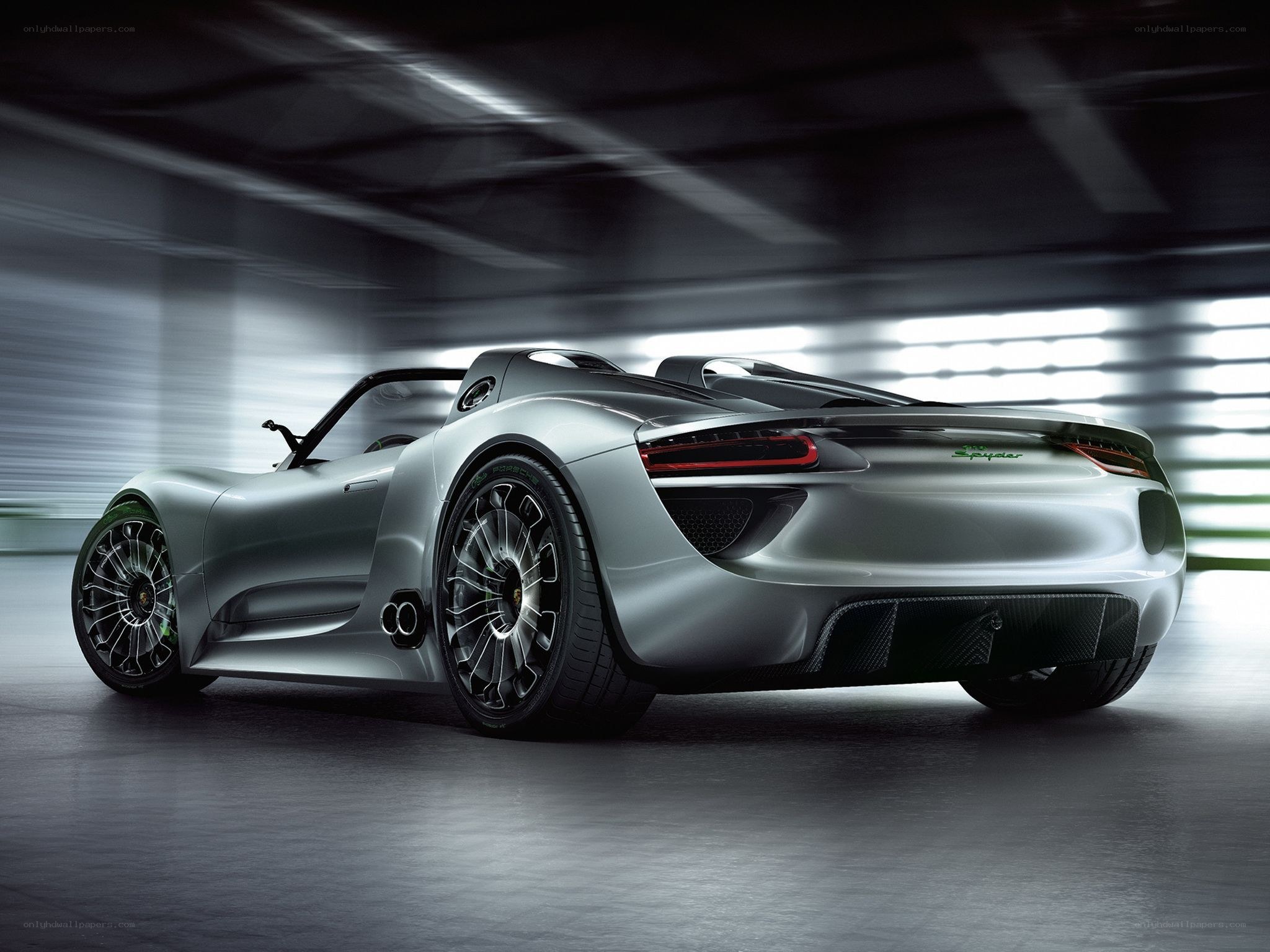 Silver Porsche 918 Spyder